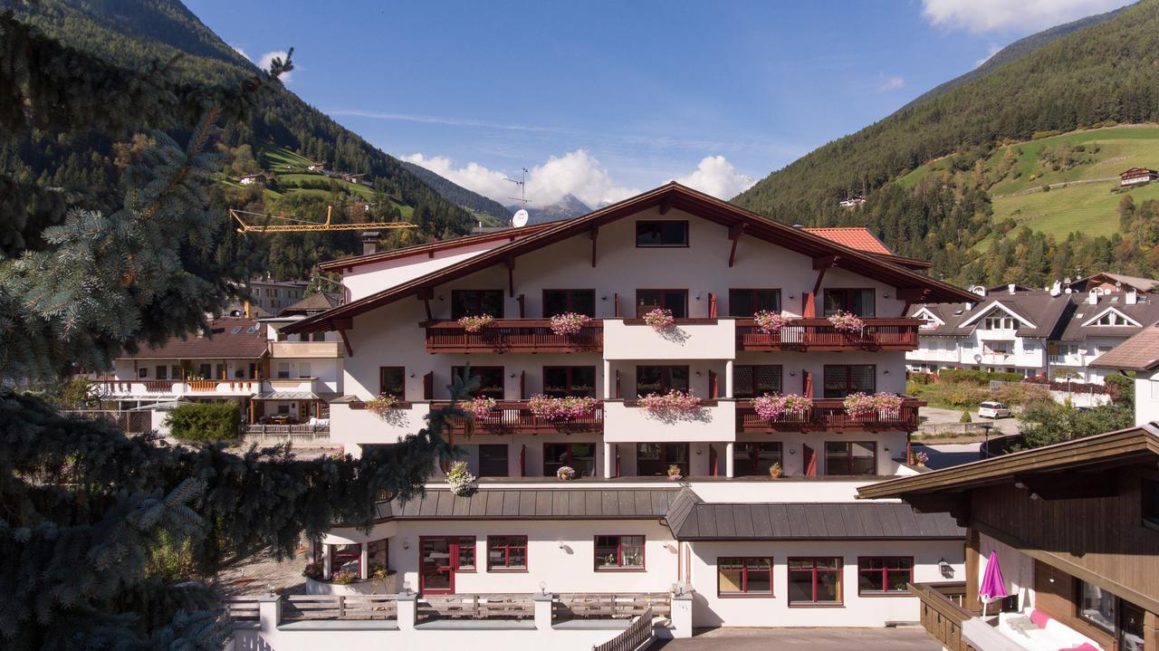 Hotel Hellweger Sand in Taufers Exteriör bild